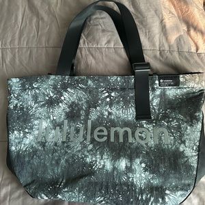Lululemon Clean Lines Tote Bag.                       Ink Vapor Ice Grey Multi